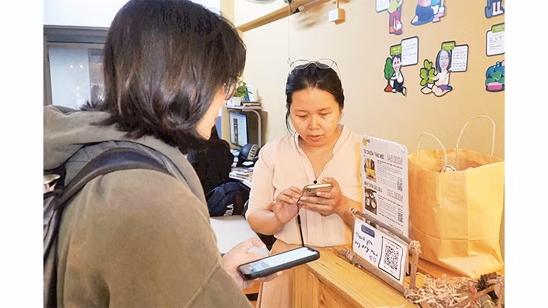 Việc sử dụng thanh toán số, hóa đơn điện tử sẽ giúp hộ kinh doanh nhanh chóng chuyển từ thuế khoán sang thuế theo kê khai. (Ảnh LƯU NIỆM)