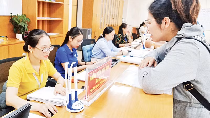 Đồng chí Ma Thị Sa (áo vàng), cán bộ Bưu điện tỉnh Thái Nguyên được cử làm việc tại Trung tâm Phục vụ hành chính công phường Phan Đình Phùng.