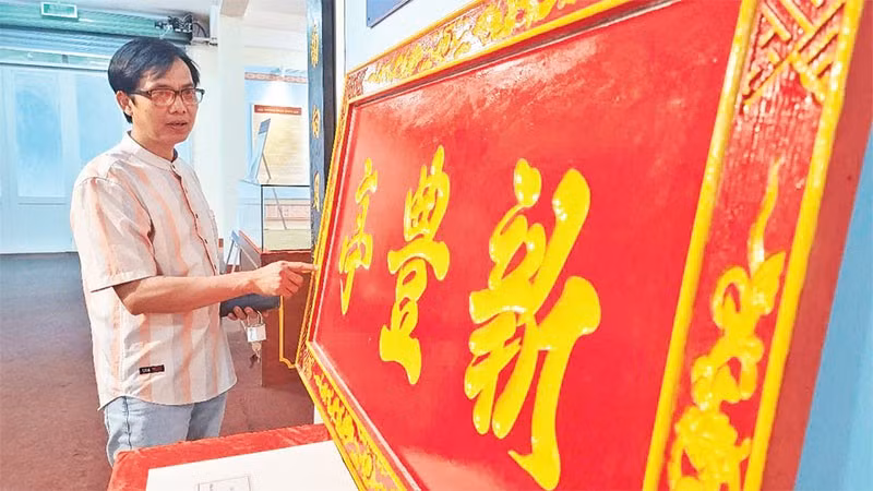 Tiến sĩ Lưu Hồng Sơn giới thiệu Di sản Hán Nôm tại không gian triển lãm Bảo tàng tỉnh Gia Lai.