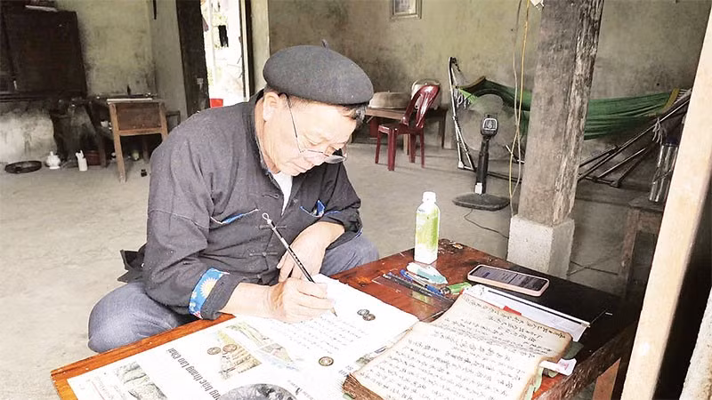 Nghệ nhân dân gian Lý Đại Thông tìm hiểu và ghi lại các phong tục, tập quán của đồng bào dân tộc Dao.