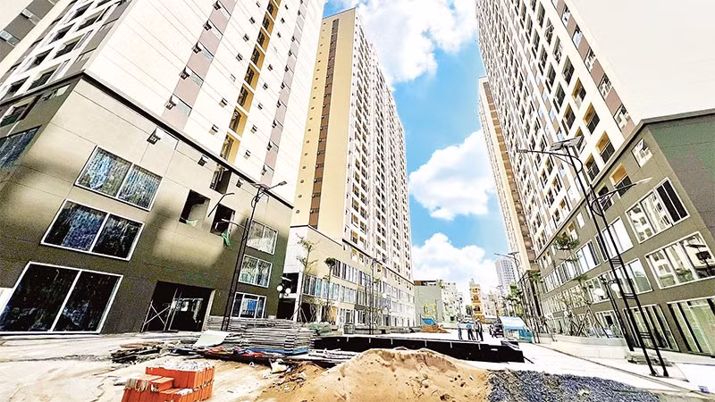 Dự án nhà ở xã hội Lý Thường Kiệt (số 324 Lý Thường Kiệt, phường Diên Hồng) đang thi công hoàn thiện sau khi hoàn thành xây dựng phần thô.