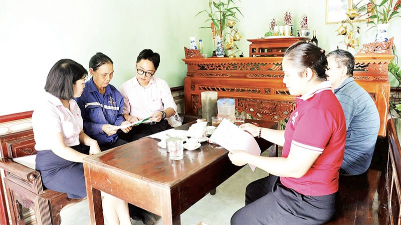 Cán bộ Ngân hàng Chính sách xã hội xã Thanh Thủy tư vấn về khoản vay hỗ trợ sinh viên cho người dân.