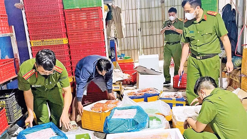 Lực lượng công an phát hiện và xử lý một cơ sở kinh doanh thực phẩm không rõ nguồn gốc tại Lâm Đồng.