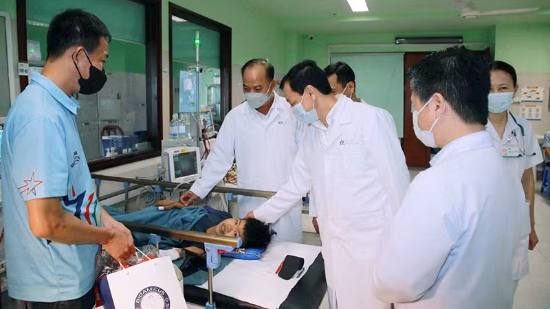 Thứ trưởng Y tế Nguyễn Tri Thức tặng quà bệnh nhi đang điều trị tại Bệnh viện Nhi Trung ương. (Ảnh NFVC)