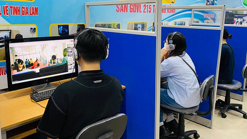 Lao động tham gia phiên giao dịch việc làm trực tuyến kết nối 6 tỉnh, thành phố phía bắc ngày 25/8/2025. 
