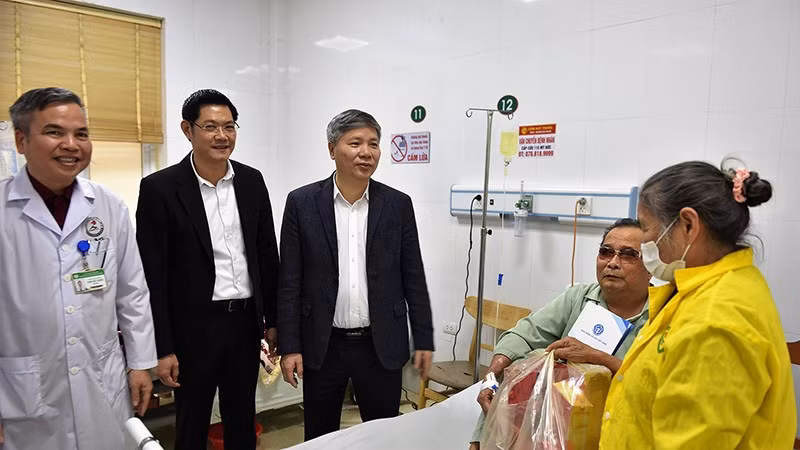 Phó Giám đốc Bảo hiểm xã hội Việt Nam Nguyễn Đức Hòa và Giám đốc Bảo hiểm xã hội thành phố Hà Nội Nguyễn Ngọc Huyến thăm hỏi, trao quà cho bệnh nhân. (Ảnh HSS)