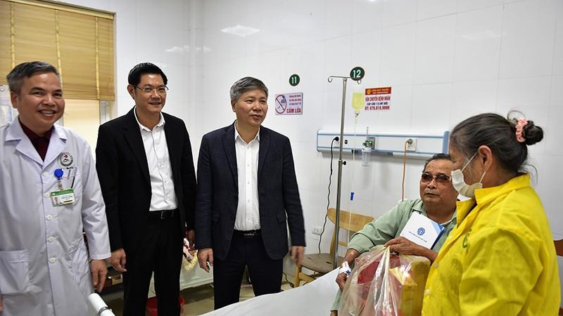 Phó Giám đốc Bảo hiểm xã hội Việt Nam Nguyễn Đức Hòa và Giám đốc Bảo hiểm xã hội thành phố Hà Nội Nguyễn Ngọc Huyến thăm hỏi, trao quà cho bệnh nhân. (Ảnh HSS)