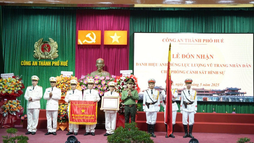 Phòng Cảnh sát hình sự Công an thành phố Huế vinh dự được phong tặng danh hiệu Anh hùng Lực lượng vũ trang nhân dân.