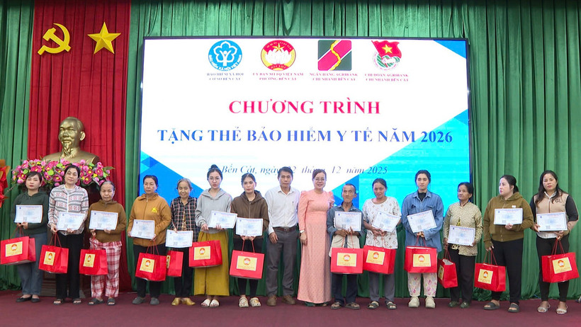 Bảo hiểm xã hội cơ sở Bến Cát (Bảo hiểm xã hội Thành phố Hồ Chí Minh) trao thẻ bảo hiểm y tế cho người nghèo trên địa bàn. (Ảnh HSS) 