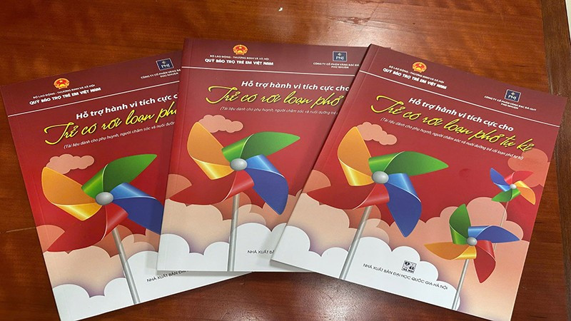 Bản in tài liệu “Hỗ trợ hành vi tích cực cho trẻ có rối loạn phổ tự kỷ”.