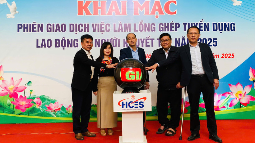 Các đại biểu nhấn nút khai mạc chương trình.