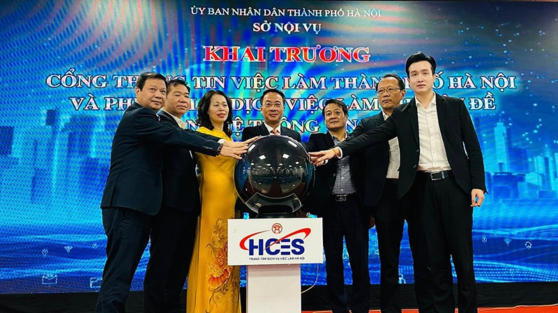 Các đại biểu thực hiện nghi thức khai trương Cổng thông tin việc làm thành phố Hà Nội. (Ảnh HCES)