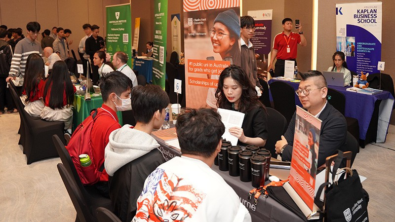 Học sinh trao đổi với đại diện các trường học hàng đầu Australia. (Ảnh: Đại sứ quán Australia tại Việt Nam) 