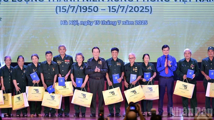 Trao quà tặng các cựu thanh niên xung phong tại lễ kỷ niệm 75 năm Ngày truyền thống lực lượng thanh niên xung phong Việt Nam, tháng 7/2025. (Ảnh minh họa: LINH PHAN)