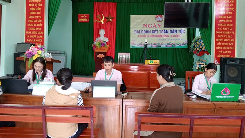 Giao dịch của cán bộ Phòng giao dịch Ngân hàng Chính sách xã hội Quảng Xương (Thanh Hóa) tại xã Lưu Vệ. (Ảnh: luuve.thanhhoa.gov.vn)