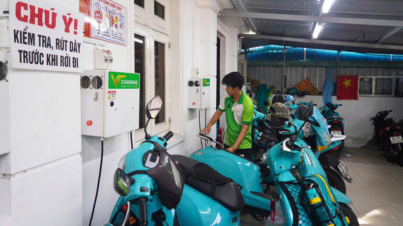 Mô hình kinh doanh, kết hợp sạc pin cho xe máy điện tại phường Tân Hưng, Thành phố Hồ Chí Minh. (Ảnh THẾ ANH)