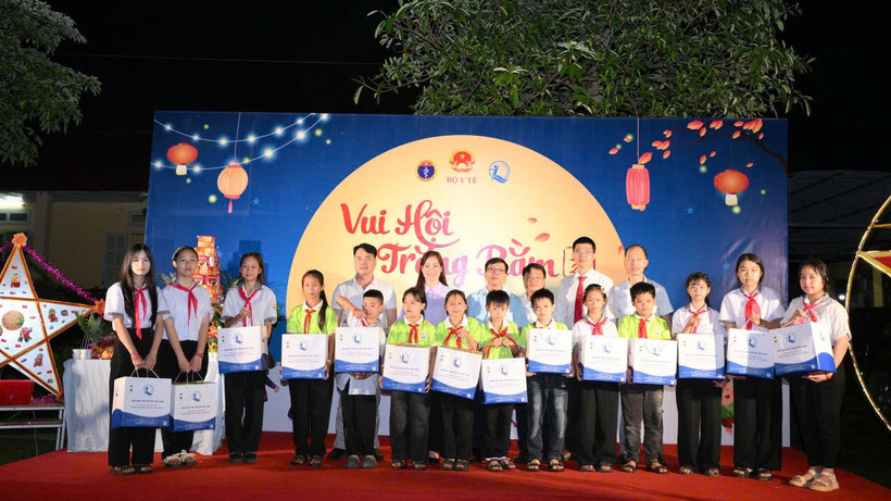 Trao quà cho trẻ em tại chương trình. (Ảnh NFVC) 