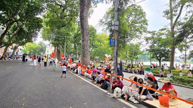 Nhiều người dân xếp hàng chờ xem buổi tổng hợp luyện lần hai.