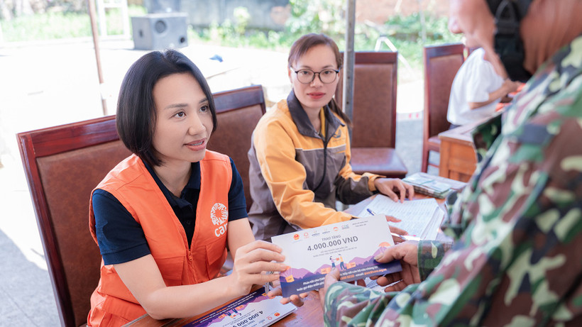 Trao hỗ trợ sinh kế cho người dân bị ảnh hưởng bởi bão số 3 và mưa lũ. (Ảnh CARE)