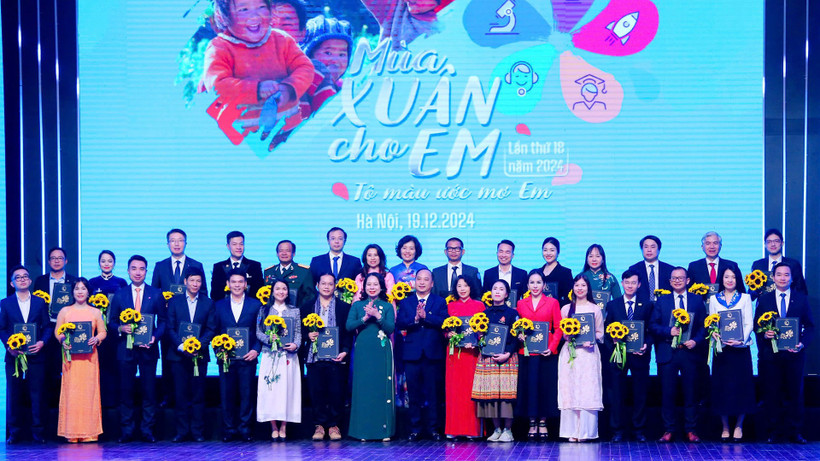 Các đồng chí lãnh đạo Đảng, Nhà nước cùng các nhà hảo tâm tại chương trình “Mùa xuân cho em" lần thứ 18, năm 2024. (Ảnh Molisa).