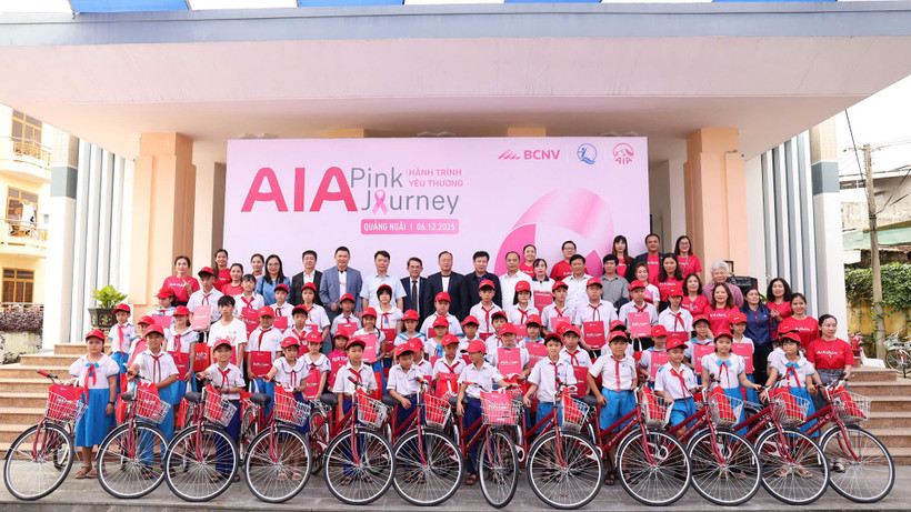 Ban tổ chức Chương trình “Hành trình yêu thương” trao tặng xe đạp cho trẻ em có hoàn cảnh khó khăn tại Quảng Ngãi. (Ảnh BTC)