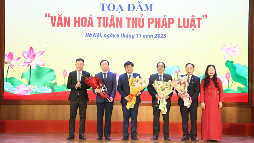 Các đại biểu tham dự tọa đàm “Văn hóa tuân thủ pháp luật”.