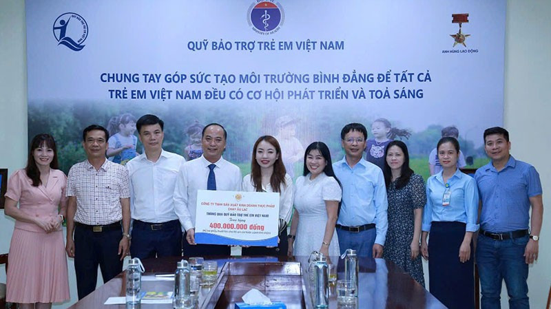 Đại diện Quỹ Bảo trợ trẻ em Việt Nam tiếp nhận tài trợ. (Ảnh NFVC)
