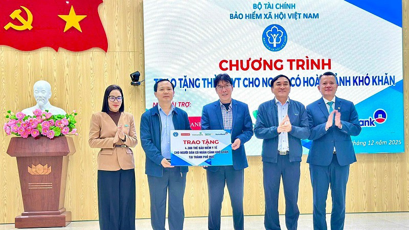 Phó Giám đốc Chu Mạnh Sinh, đại diện Bảo hiểm xã hội Việt Nam và các nhà tài trợ trao biểu trưng tặng hơn 4.000 thẻ bảo hiểm y tế cho bà con có hoàn cảnh khó khăn ở thành phố Huế. (Ảnh VSS)