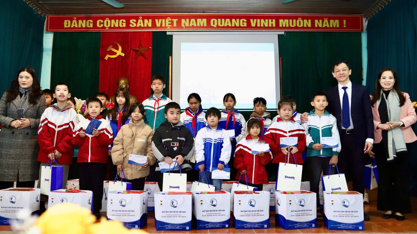 Thứ trưởng Y tế Nguyễn Tri Thức cùng các đại biểu trao quà cho trẻ em tại chương trình. (Ảnh BTC)