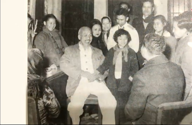 Bác Hồ đến thăm gia đình ông Bùi Hưng Gia (ngồi). Bên trái Bác Hồ là bà Bùi Tuệ Tâm, người mặc quân phục sau lưng là ông Bùi Quang Rực, sau lưng Bác Hồ là bà Bùi Bích Từ. (Ảnh tư liệu)