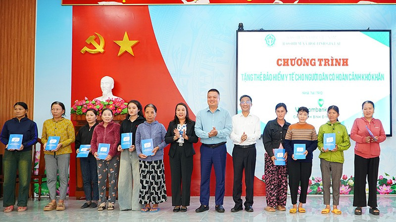 Tặng 1.000 thẻ bảo hiểm y tế cho người dân có hoàn cảnh khó khăn trên địa bàn quản lý của Bảo hiểm xã hội cơ sở Hoài Nhơn, Gia Lai. (Ảnh: BTC)
