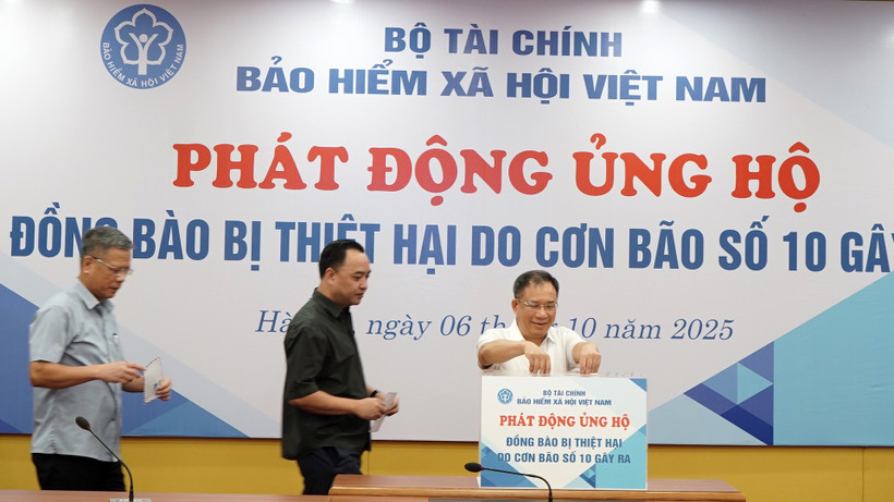 Lãnh đạo Bảo hiểm xã hội Việt Nam ủng hộ đồng bào bị thiệt hại do bão số 10. (Ảnh: VS)
