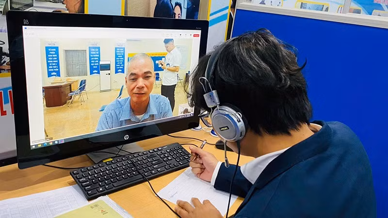 Một phiên giao dịch việc làm trực tuyến tại Trung tâm Dịch vụ việc làm Hà Nội. (Ảnh HCES)