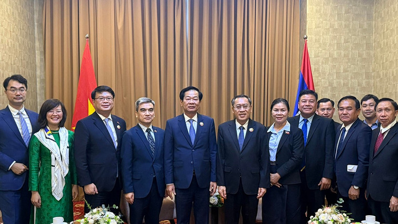 Cuộc gặp song phương giữa Bộ trưởng Lao động và Phúc lợi xã hội Lào Phosay Sayasone và Bộ trưởng Nội vụ Việt Nam Đỗ Thanh Bình tại Vientiane, Lào ngày 2/12/2025. (Ảnh: Moha)