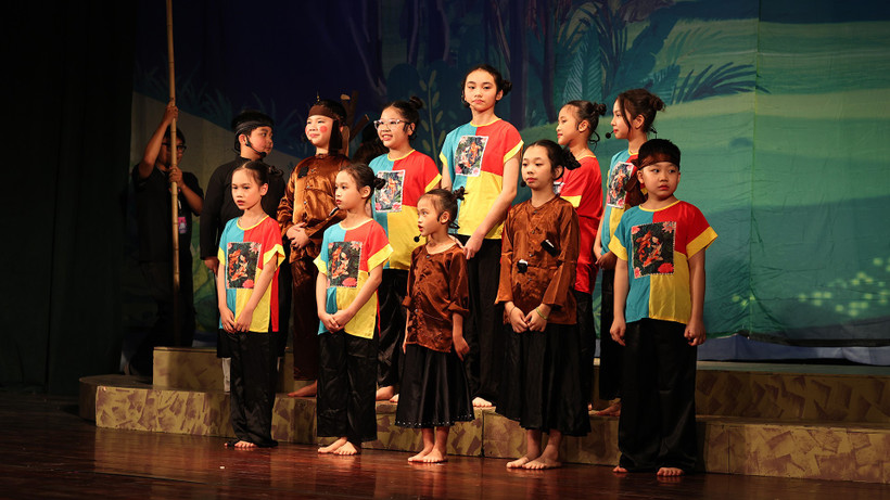 Tiết mục biểu diễn “Bờm và cô gái mù” của lớp học “Hòa ca nhịp chèo”. (Ảnh BTC)