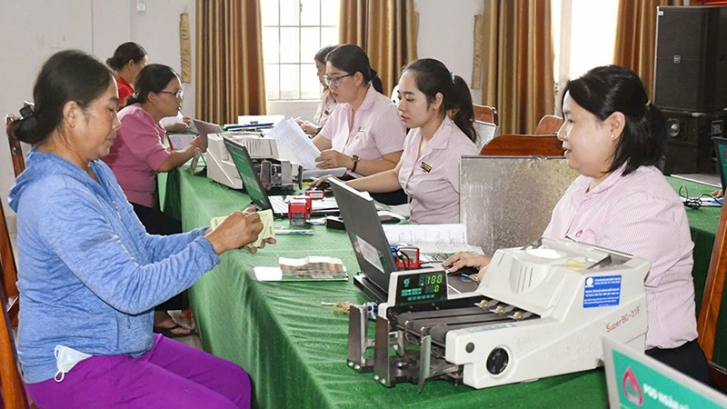 Giải ngân vốn vay cho hộ mới thoát nghèo tại Chi nhánh Ngân hàng Chính sách xã hội tỉnh Đắk Lắk. (Ảnh VPSP) 