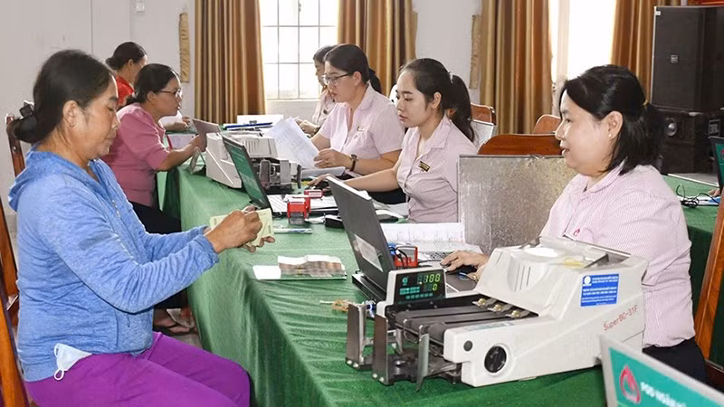 Giải ngân vốn vay cho hộ mới thoát nghèo tại Chi nhánh Ngân hàng Chính sách xã hội tỉnh Đắk Lắk. (Ảnh VPSP) 