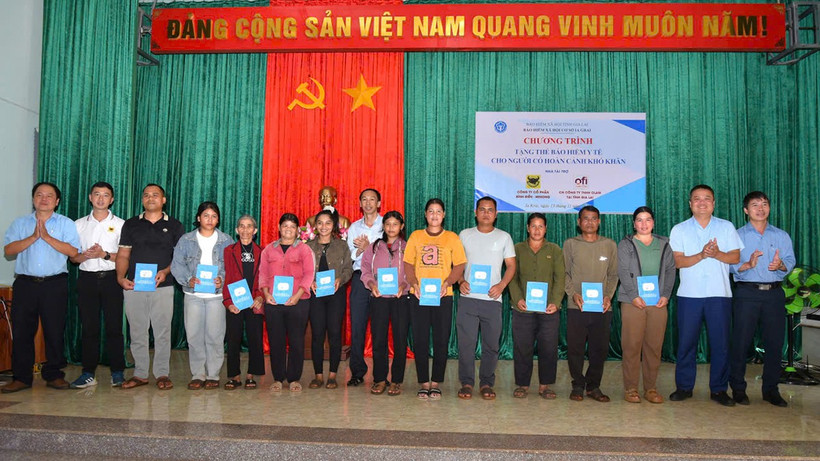 Trao tặng 1.000 thẻ bảo hiểm y tế cho người có hoàn cảnh khó khăn ở xã Ia Krái, tỉnh Gia Lai. (Ảnh BTC)