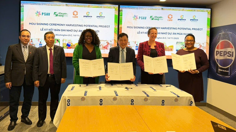 Vụ trưởng Vụ Hợp tác quốc tế, Giám đốc PSAV Tiến sĩ Nguyễn Đỗ Anh Tuấn, Chủ tịch Quỹ PepsiCo C.D.Glin, Phó Chủ tịch phụ trách Quan hệ Chính phủ toàn cầu Công ty PepsiCo Caroline Berson và Phó Chủ tịch phụ trách Vận động và Quan hệ đối ngoại toàn cầu của CARE Crystal Lander, ký Bản Ghi nhớ với sự chứng kiến của Thứ trưởng Hoàng Trung, lãnh đạo PepsiCo, CARE và đại diện Đại sứ quán Việt Nam ở Hoa Kỳ và Đại sứ quán Hoa Kỳ tại Việt Nam.