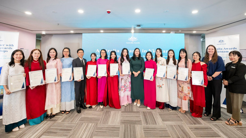 Trao học bổng cho 14 sinh viên Việt Nam sang học tập tại các trường đại học Australia trong khuôn khổ chương trình học bổng Chính phủ Australia, tháng 11/2025. (Ảnh Đại sứ quán Australia)