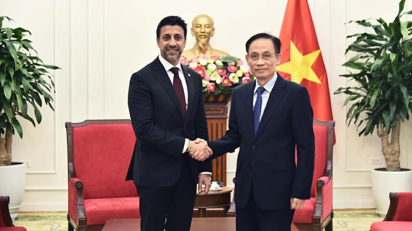 Ủy viên Bộ Chính trị, Bộ trưởng Ngoại giao Lê Hoài Trung chào đón Bộ trưởng Bộ Thương mại Quốc tế Canada Maninder Sidhu, nhân chuyến thăm Việt Nam. (Ảnh: Báo Thế giới và Việt Nam)