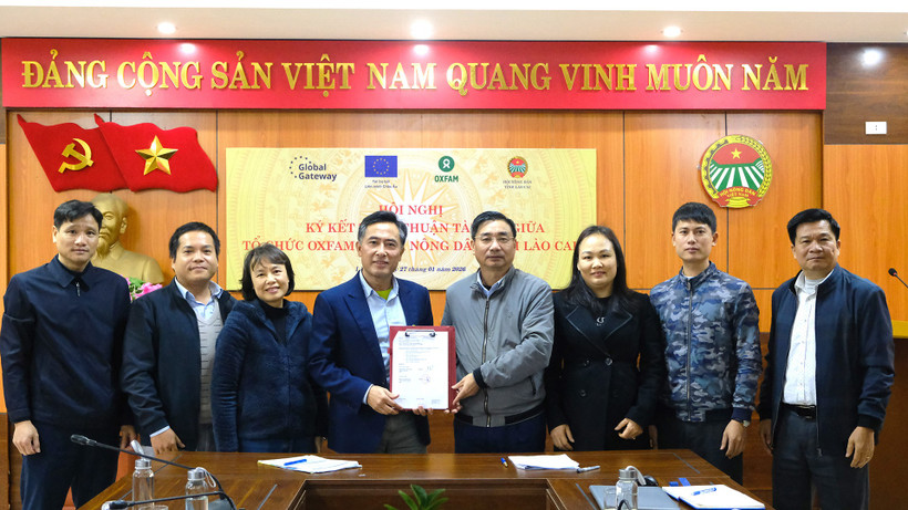 Oxfam tại Việt Nam và Hội Nông dân tỉnh Lào Cai ký thỏa thuận triển khai sáng kiến “Nâng cao năng lực cho cộng đồng phụ nữ người Dao Đỏ thôn Tả Ngảo, xã Bát Xát, tỉnh Lào Cai bảo tồn, phát triển kiến thức bản địa gắn với chuỗi giá trị sản phẩm nông dược để phát triển bền vững góp phần bảo tồn đa dạng sinh học và ứng phó với biến đổi khí hậu, giảm phát thải khí nhà kính”. (Ảnh BTC)