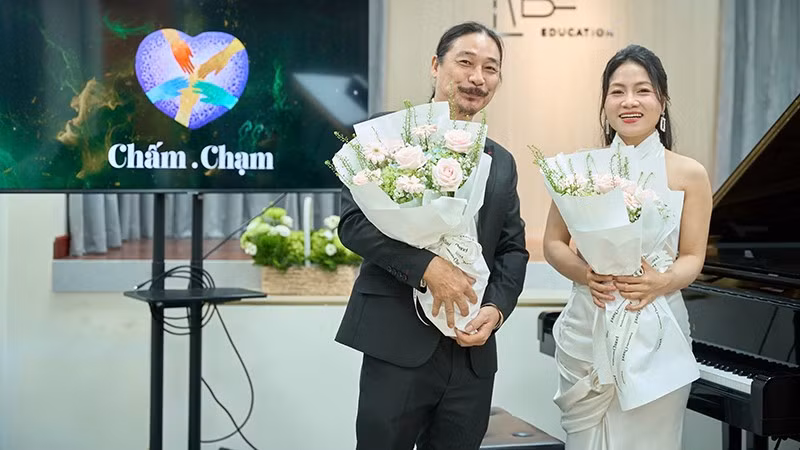 Tác giả bức tranh - họa sĩ Trương Vũ Trung (trái) chia sẻ về chương trình và nghệ sĩ piano Hoa Ngọc Hà. (Ảnh: NGUYỄN HÒA)