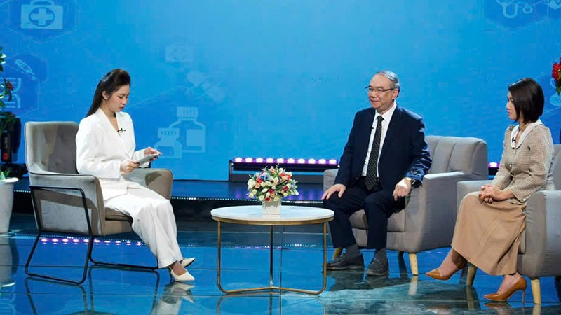 Phó Giáo sư, Tiến sĩ, bác sĩ Vũ Chí Dũng (giữa) chia sẻ tại tọa đàm.