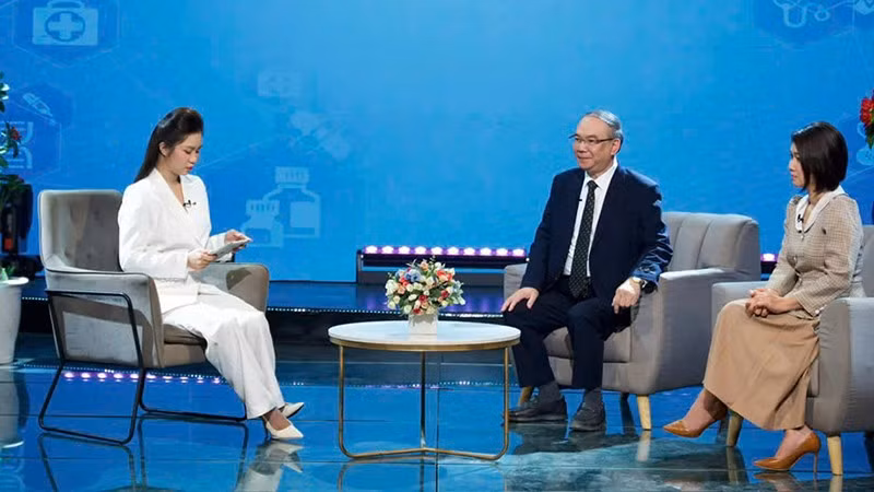 Phó Giáo sư, Tiến sĩ, bác sĩ Vũ Chí Dũng (giữa) chia sẻ tại tọa đàm.