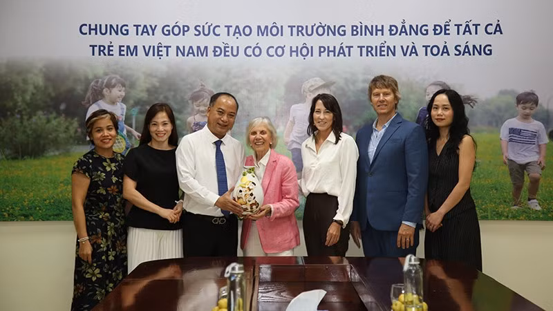 Đại diện tổ chức chức Operation Smile, bà Kathleen Soracco Magee, chụp ảnh lưu niệm cùng Ban Giám đốc Quỹ Bảo trợ trẻ em Việt Nam. (Ảnh NFVC)
