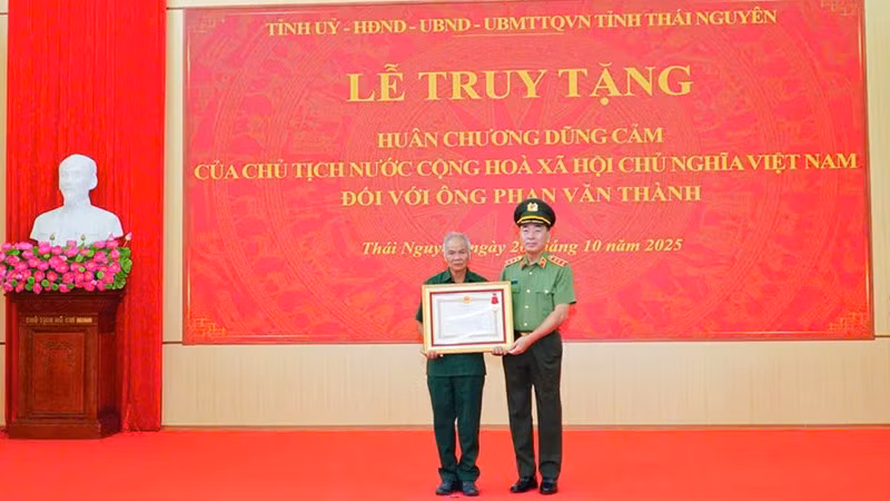 Thứ trưởng Công an Trần Quốc Tỏ trao "Huân chương Dũng cảm" cho đại diện gia đình ông Phan Văn Thành.