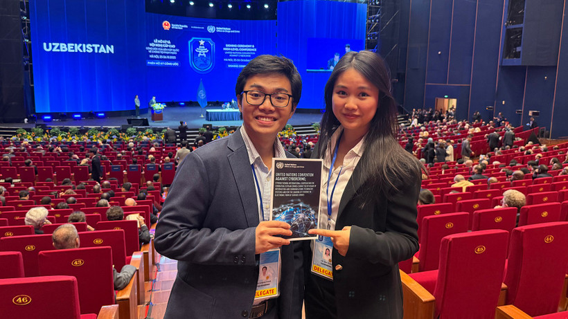 Hai thành viên Ban Tham vấn Thanh niên Plan International Việt Nam Trần Hà Anh và Phan An Khang tại Lễ mở ký Công ước Hà Nội với vai trò quan sát viên. (Ảnh Plan International Việt Nam)