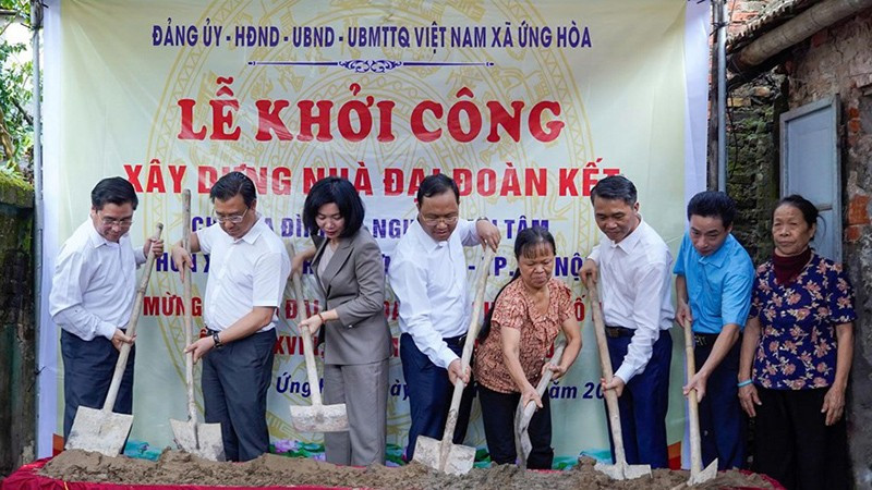 Khởi công xây dựng nhà “Đại đoàn kết” cho hộ có hoàn cảnh khó khăn ở thôn Xuân Tình, xã Ứng Hòa, Hà Nội, tháng 10/2025 (Ảnh Mặt trận Tổ quốc Hà Nội)