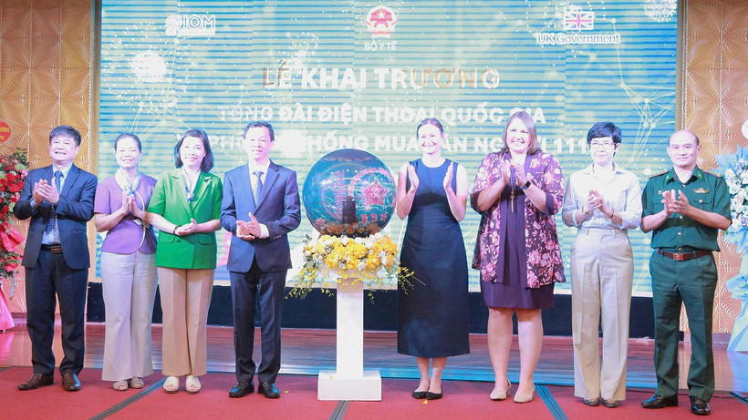 Các đại biểu khai trương Tổng đài điện thoại quốc gia về phòng, chống mua bán người 111 (Ảnh Ban tổ chức)
